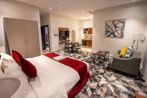 a bedroom with a large bed and a bathroom at فندق هوتيلتن HotelTen in Riyadh