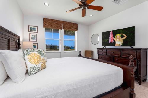 a bedroom with a large bed and a ceiling fan at Halii Kai 11D in Waikoloa