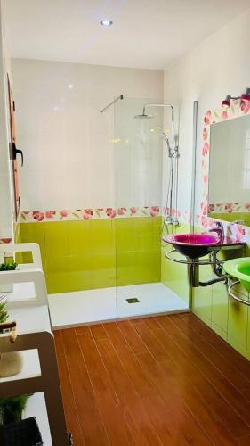 a bathroom with a shower and a bench and a table at Villa Ingrid. Piscina exterior. in Las Playitas