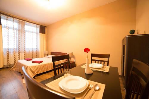 Ένα ή περισσότερα κρεβάτια σε δωμάτιο στο Aparthotel Na Mytniy