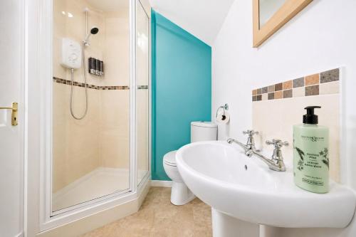 a bathroom with a sink and a shower and a toilet at Large 3 bed Double Driveway Smart TVLong Stays in Durham