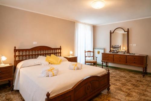 a bedroom with a bed with two stuffed animals on it at La Dimora Sulla Collina Micciani Rieti in Micciani