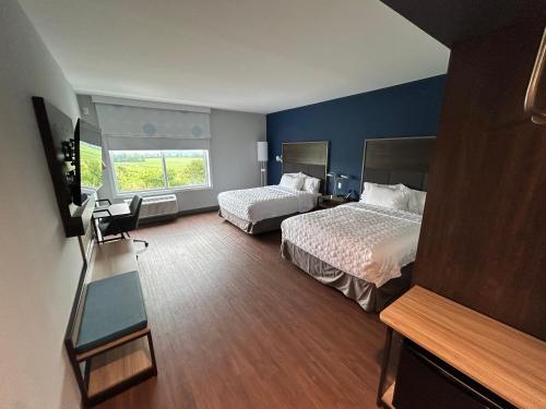 a hotel room with two beds and a window at Tru By Hilton Bellefonte in Bellefonte