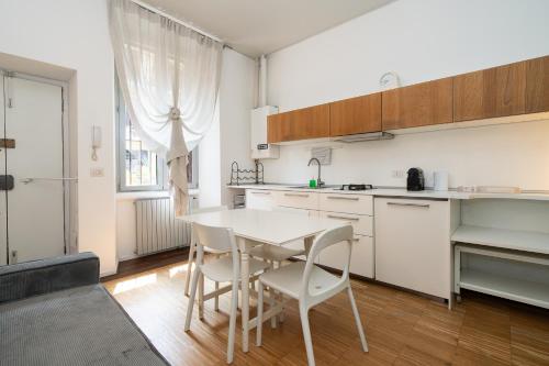 Modern Flat , Walk to Porta Garibaldi , 20 Min DUOMO