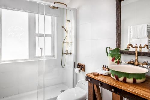 a bathroom with a sink and a shower at Hotel Boutique La Yegua Loca in Punta Arenas
