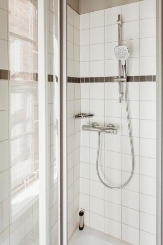 a bathroom with a shower and a sink at Boutique Apartment QLB est 1688 in Quedlinburg