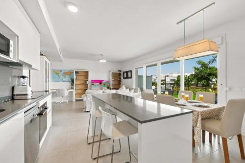 Corner property-free parking-Pool-close to beach - Acgua Garden B-1-BA