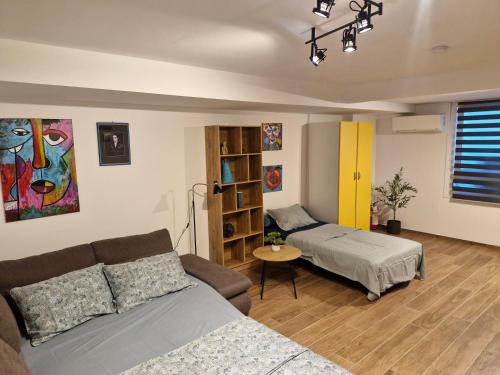 a living room with a couch and a bed at La dimora di Pali in Thiene