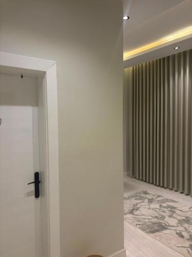 an empty room with a door and a window at لين سويت in Khamis Mushayt