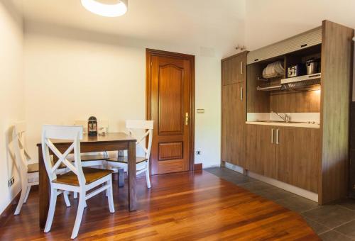 a kitchen and dining room with a table and chairs at Casa Rural Arregi in Oñati