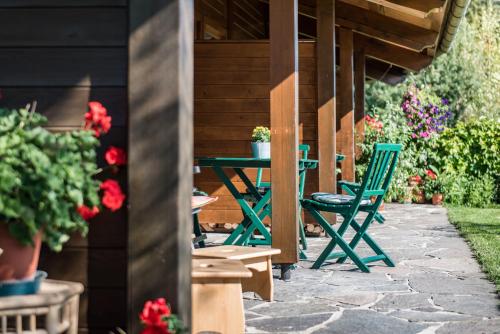 Ein Garten an der Unterkunft Ferienwohnungen Vomperberg