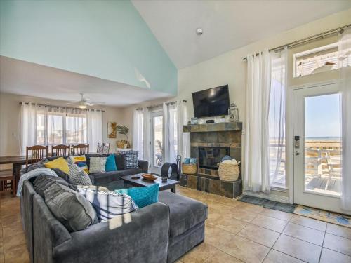 a living room with a couch and a fireplace at La Dolce Vita Playa San Luis in Galveston
