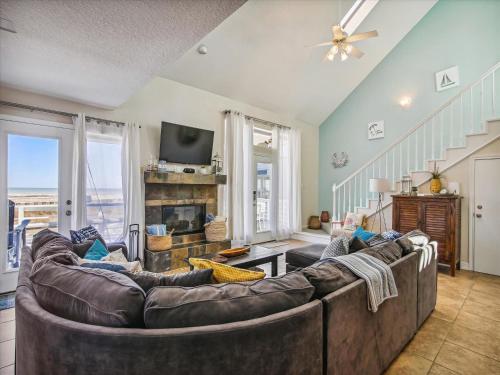 a living room with a couch and a television at La Dolce Vita Playa San Luis in Galveston