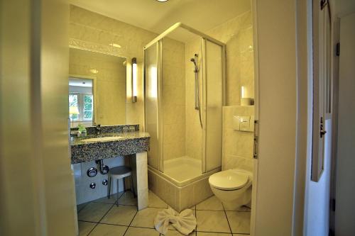 ein Bad mit einem WC, einer Dusche und einem Waschbecken in der Unterkunft Ferienwohnung "Zum Postamt" in Binz