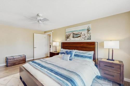 a bedroom with a large bed and a ceiling fan at Whidbey Mariners’ Retreat in Oak Harbor