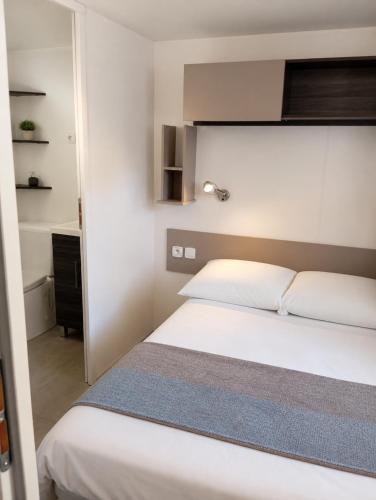 a bedroom with a white bed and a desk at Feel MH 54 in Gastes
