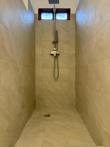 a bathroom with a shower with a window at Contadora Island Inn in Contadora