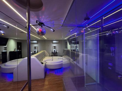 a large bathroom with two toilets and a helicopter at Motel Cavalo Branco in Belo Horizonte
