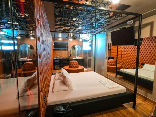 a room with two bunk beds and a kitchen at Motel Cavalo Branco in Belo Horizonte
