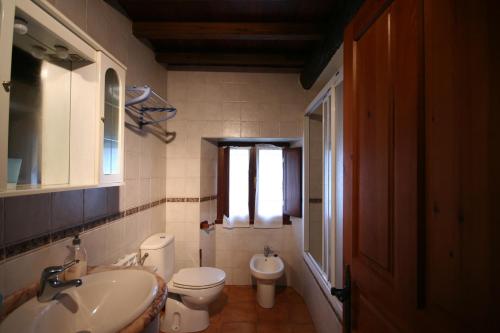łazienka z umywalką, toaletą i oknem w obiekcie Casa Sergio w mieście Brieves