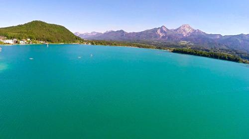 an aerial view of a large body of water with mountains at Ferienwohnungen Petschnig 2 in Drobollach am Faakersee