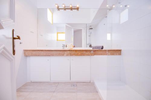 Sunny 3BD Villa Pool AC Wi-Fi BBQ Terrace