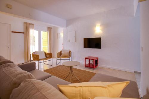 Sunny 3BD Villa Pool AC Wi-Fi BBQ Terrace