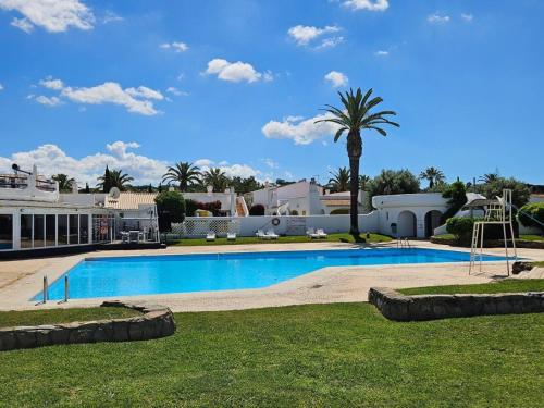 Sunny 3BD Villa Pool AC Wi-Fi BBQ Terrace