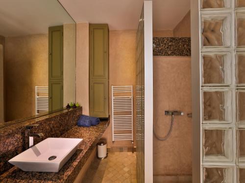 La salle de bains est pourvue d'un lavabo et d'une douche. dans l'établissement Riad Oasis 3, à Marrakech