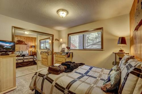 a bedroom with a bed and a television in it at Bear Claw Trails in Lake Tahoe Airport