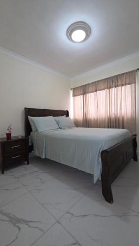 a bedroom with a large bed and a window at Apartamento acogedor con equipamiento premium in El Café