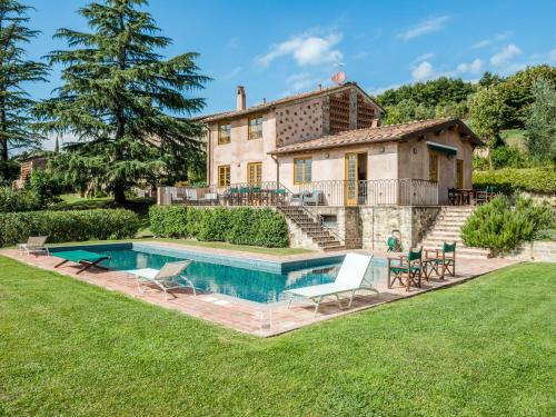 ein Haus mit einem Swimmingpool im Hof in der Unterkunft Bertolli Villas in Matraia