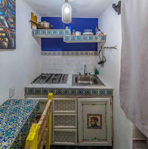 a small kitchen with a sink and a stove at Suites El Refugio zona Céntrica frente al Tren ligero linea 1 in Guadalajara