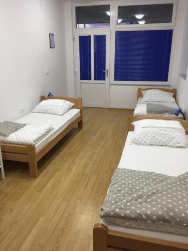Una cama o camas en una habitación de Rooms Prišlin