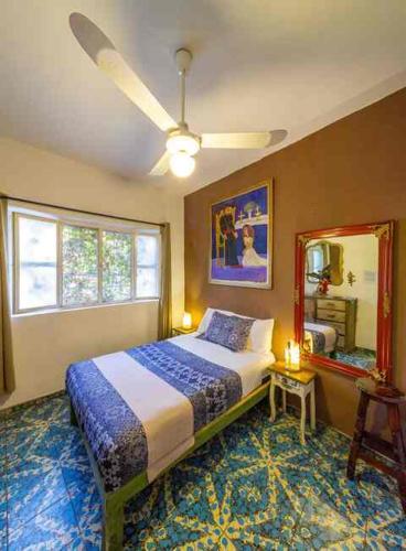 a bedroom with a large bed and a mirror at Suites El Refugio zona Céntrica frente al Tren ligero linea 1 in Guadalajara