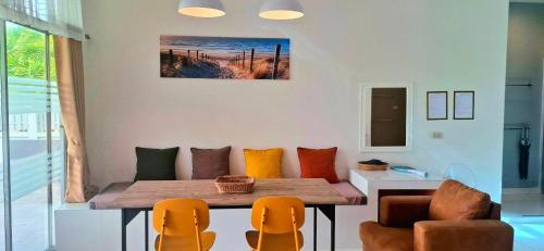 a dining room with a table and chairs at Pranburi Private Pool Villa Baan Prae by Baan Chaylay in Pran Buri