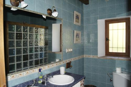 A bathroom at Casa Rural Los Cascajales