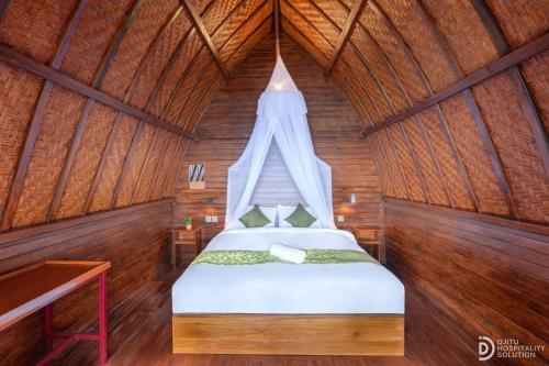 a bedroom with a bed in a wooden room at Suwehan Rey Cliff House in Nusa Penida