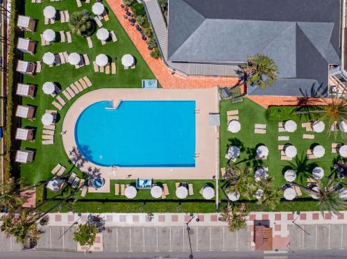 an overhead view of a pool in a resort at SOL by Meliá Príncipe in Torremolinos