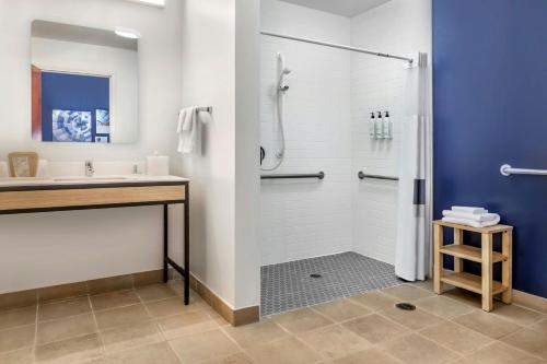 a bathroom with a shower and a sink at City Express by Marriott Elkridge in Elkridge