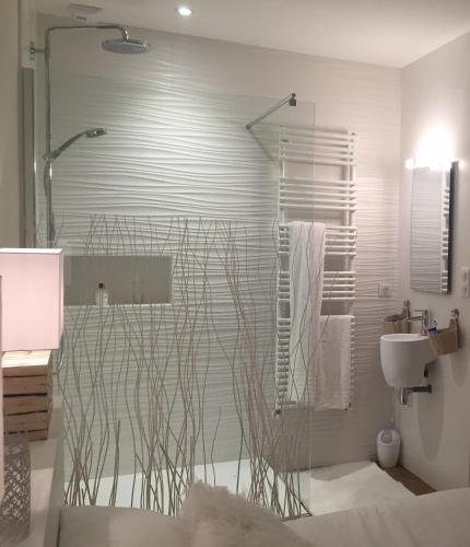 une salle de bain avec douche et lavabo dans l'établissement La 