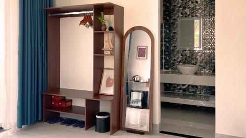 a bathroom with a mirror and a sink at Lêu Hêu Villa & Coffee in Thôn Mỹ Phước
