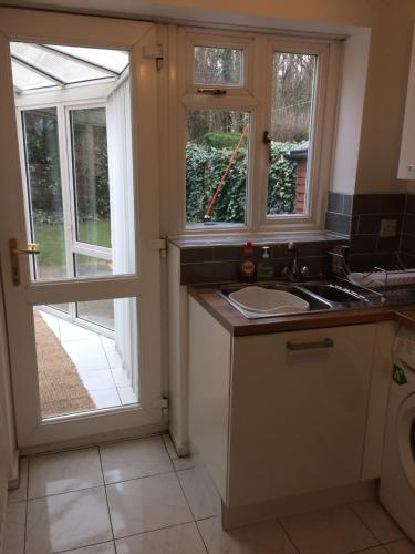 Cosy 3 bed detached house Birmingham photo 8