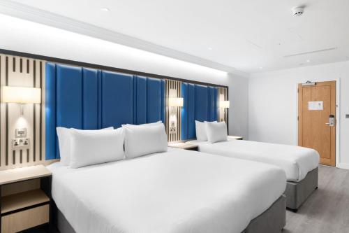 Queen Room with Single Bed and No Window