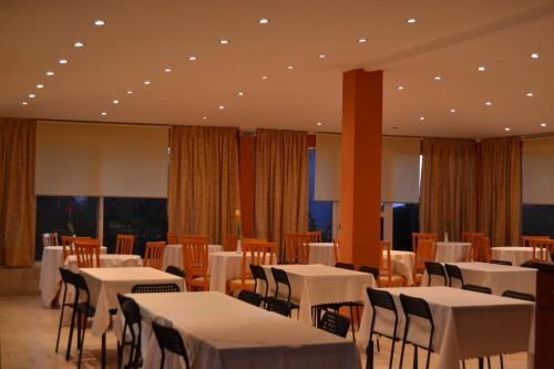 Un restaurante u otro lugar para comer en Glyfa Beach Hotel
