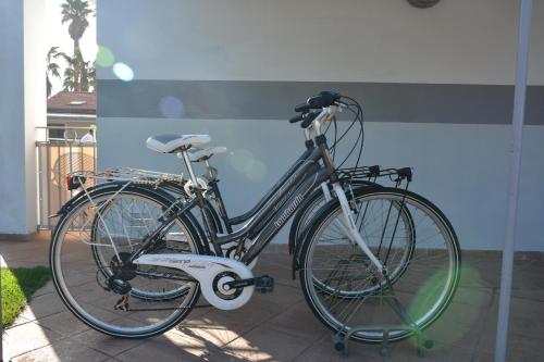 インペリアにあるLocanda del Marの建物前に駐輪する自転車