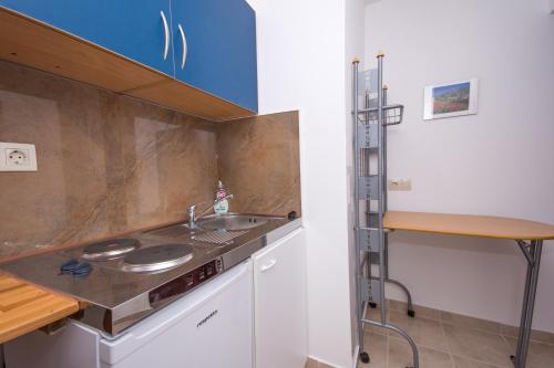 トロギールにあるApartmani Cubelaのシンクとカウンターのあるキッチン