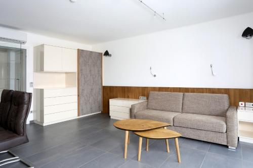 a living room with a couch and a table at Appartementhaus Franz Samonig in Drobollach am Faakersee