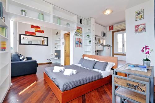 ローマにあるFori Imperiali Apartmentのベッドルーム1室(ベッド1台付)、リビングルームが備わります。
