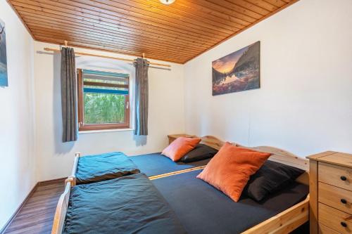 a bedroom with two beds in a tiny house at Fleischmannhof Do san ma dahoam in Falkenstein